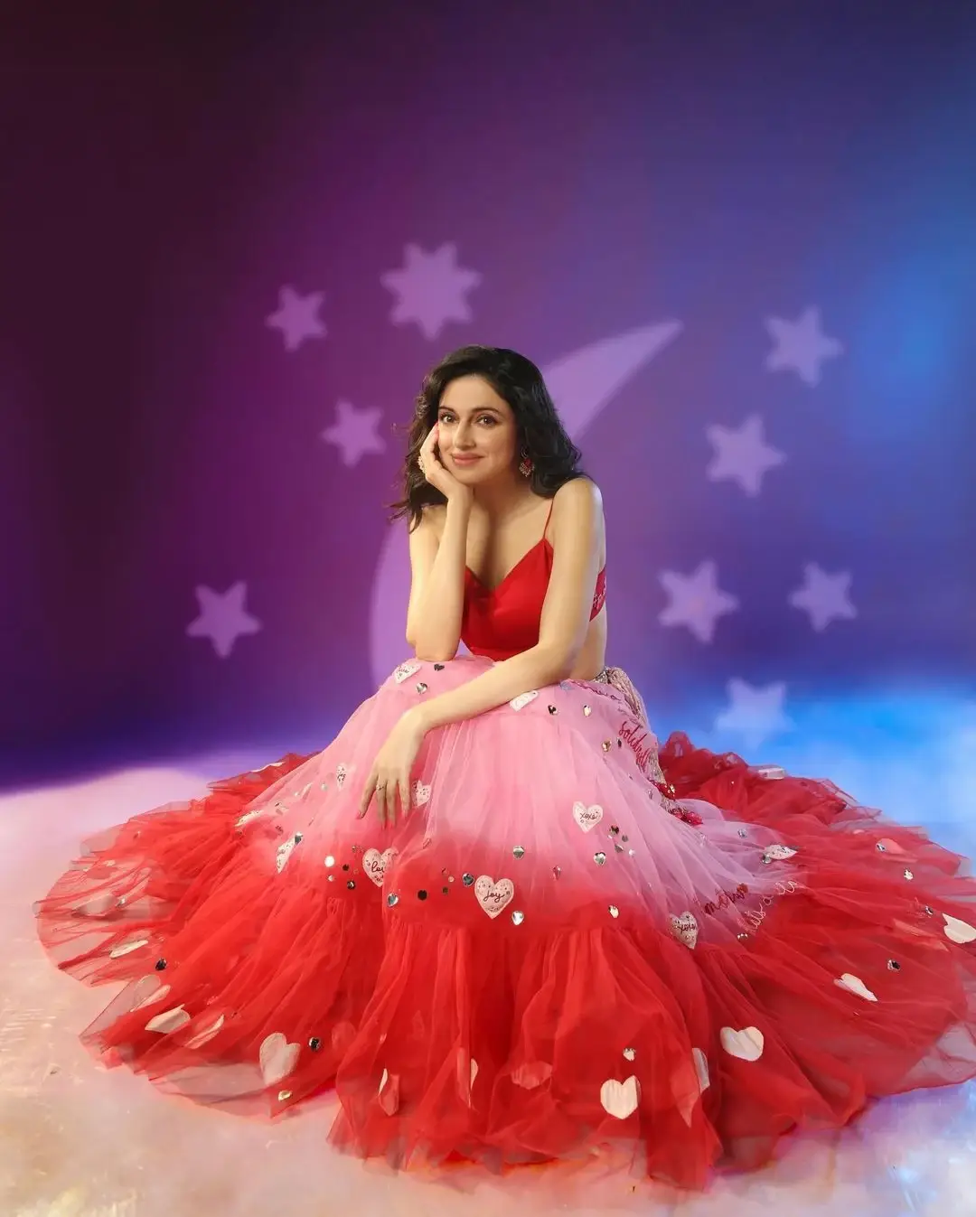 Beautiful Indian Actress Divya Khosla Kumar In Red Top